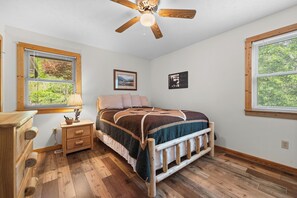 4 Schlafzimmer, Schreibtisch, Bügeleisen/Bügelbrett, Reisekinderbett