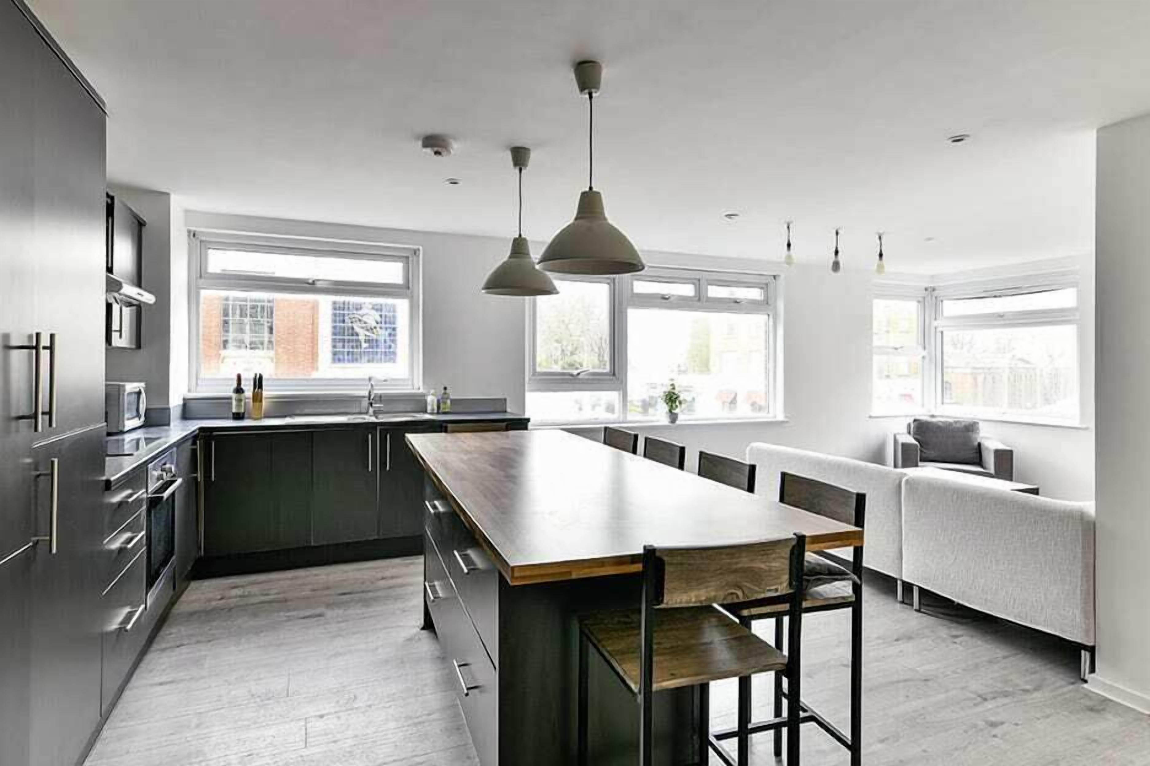 冷蔵庫、電子レンジ、オーブン、コンロ