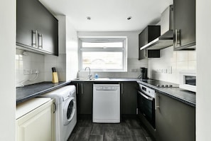 Fridge, microwave, oven, stovetop - The Elden No8 Fairway Hosting (London)
