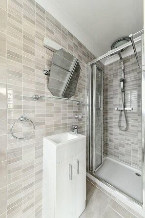 Dusche, Haartrockner, Handtücher
