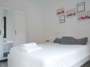 1 slaapkamer, een strijkplank/strijkijzer, wifi, beddengoed