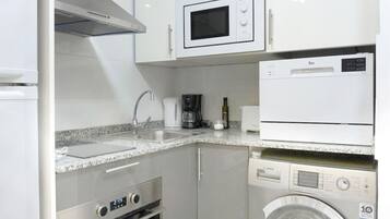 Een koelkast, een magnetron, een oven, een kookplaat