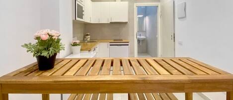 Réfrigérateur, micro-ondes, plaque de cuisson, lave-vaisselle