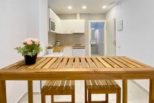 Fridge, microwave, stovetop, dishwasher - Acogedor Apartamento Marbarcelona Cas Bx (L'Hospitalet de Llobregat)