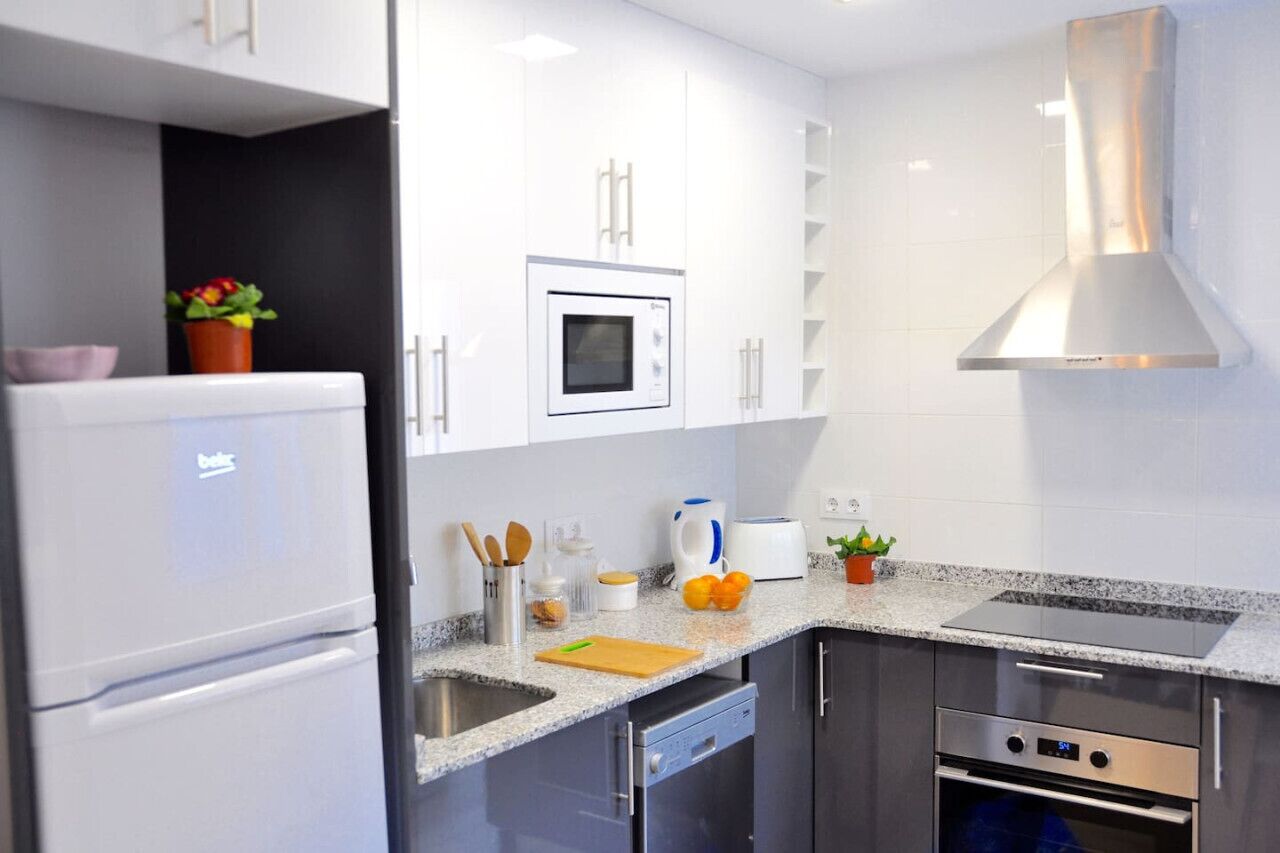 Een koelkast, een magnetron, een oven, een kookplaat