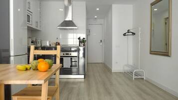 Frigorifero, microonde, forno, piano cottura