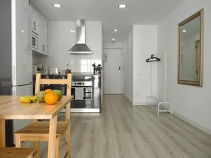 Geladeira, micro-ondas, fogão, cooktop