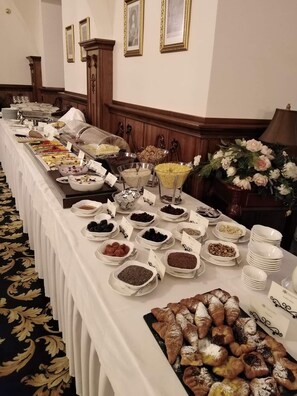 Free daily buffet breakfast - Galicia Nueva castle hotel (Halic)