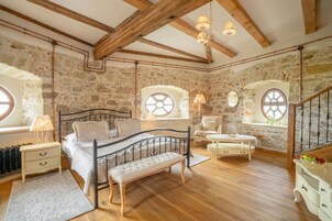 Minibar, caja de seguridad en la habitación y escritorio 