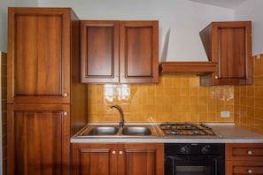 Køleskab, mikrobølgeovn, ovn, brødrister