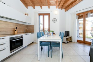 Fridge, oven, dishwasher, coffee/tea maker