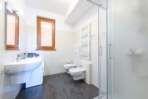 Dusche, Haartrockner, Bidet, Handtücher