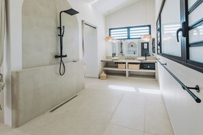 Dusche, Haartrockner, Handtücher