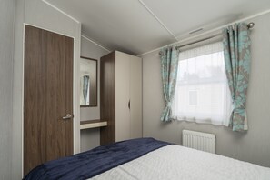 3 bedrooms, desk, WiFi, bed sheets