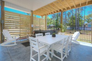 Outdoor dining - Experience a serene getaway at The Chill Switch in Oak Island, perfect for families! (Oak Island)