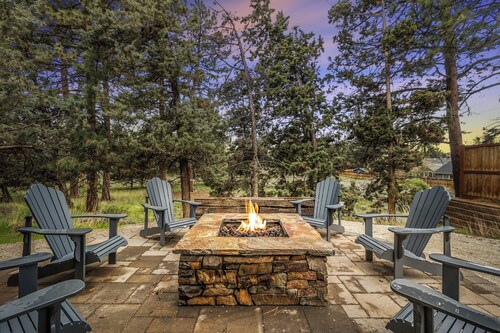 Walk to Old Mill/River ~ Fire pit ~ Bikes ~ Bonus Area ~ Dog Friendly