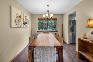 Dining - New! Walk to Old Mill/River ~ Fire pit ~ Bikes ~ Bonus Area ~ Dog Friendly (Bend)