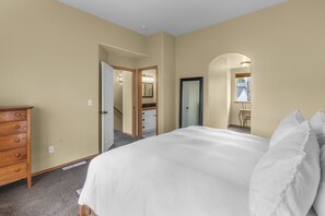 3 bedrooms, free WiFi, bed sheets - New! Walk to Old Mill/River ~ Fire pit ~ Bikes ~ Bonus Area ~ Dog Friendly (Bend)