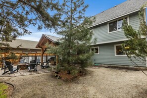 Outdoor dining - New! Walk to Old Mill/River ~ Fire pit ~ Bikes ~ Bonus Area ~ Dog Friendly (Bend)