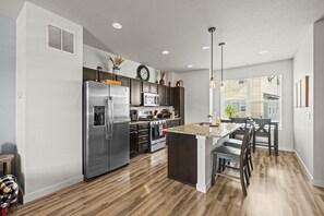 Réfrigérateur, micro-ondes, four, lave-vaisselle