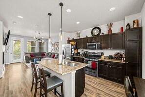 Frigorífico, microondas, horno y lavavajillas