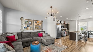 A modern living room with a sectional sofa, a coffee table, and a rug. - Awesome Balcony | Near Denver & Boulder (Broomfield)