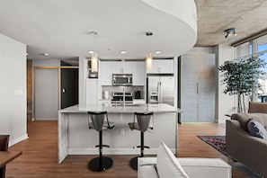 ثلاجة، ميكروويف، فرن، موقد طهي مسطح