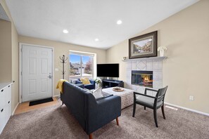 Smart TV, fireplace - New! Recently Updated- Near Parks & Rec Center, Fenced Yard- 30 Day Rental (Littleton)