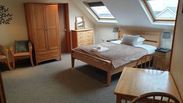 Escriptori, wifi gratuïta i roba de llit