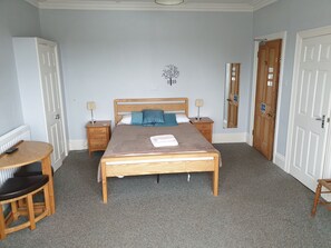 Desk, free WiFi, bed sheets - Malin House (Saundersfoot)