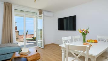 Apartment (3 Bedrooms) | Living area | 108-cm TV with cable channels