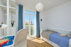 Huoneisto (3 Bedrooms) | 3 makuuhuonetta, tallelokero huoneessa, työpöytä, silitysrauta/-lauta