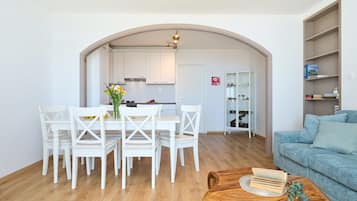 Apartment (3 Bedrooms) | In-room dining