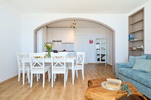 Apartment (3 Bedrooms) | Essbereich im Zimmer