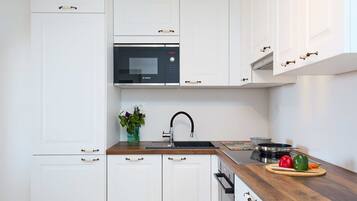 Apartment (3 Bedrooms) | Private kitchen | Oven, electric kettle, toaster