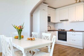 Apartment (3 Bedrooms) | Eigene Küche | Ofen, Wasserkocher, Toaster