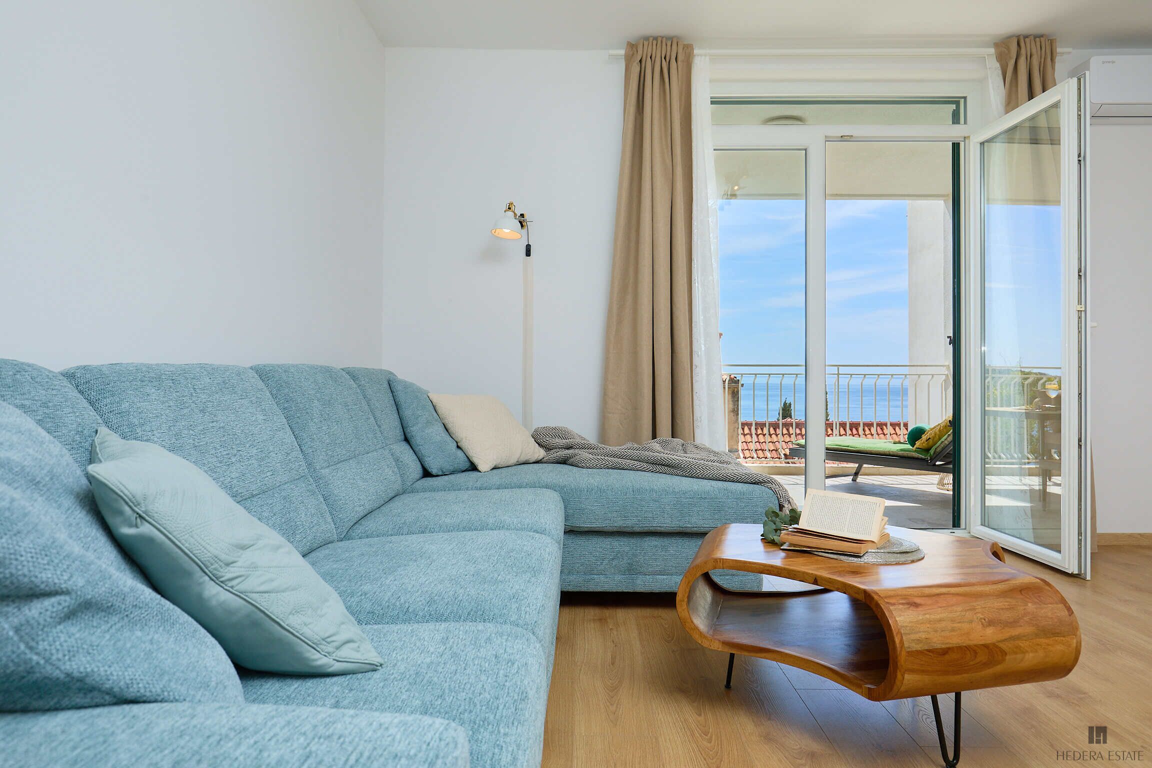 Apartament (3 Bedrooms) | Sala d'estar | Televisor de 108 cm amb canals per cable 