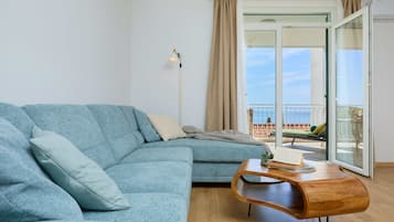 Apartment (3 Bedrooms) | Living area | 108-cm TV with cable channels