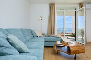 Apartment (3 Bedrooms) | Living area | 108-cm TV with cable channels - Hedera A9 (Dubrovnik)