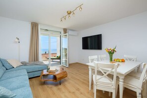 Apartment (3 Bedrooms) | Living area | 108-cm TV with cable channels - Hedera A9 (Dubrovnik)