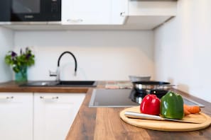 Apartment (3 Bedrooms) | Eigene Küche | Ofen, Wasserkocher, Toaster