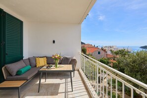 Appartement (3 Bedrooms) | Balcon