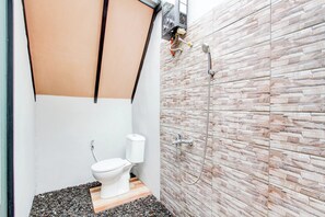 Deluxe Double Room | Bathroom | Shower, towels - Capital O 93882 The Pondok Palma Villa & Resto (Pakem)