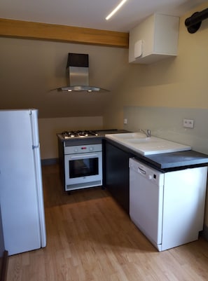 Frigorifero, microonde, forno, piano cottura