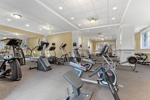 A gym with various cardio machines, mirrors, and a carpeted floor. - 🌊 Your Serene Sandestin Sanctuary 🌴 (Miramar Beach)
