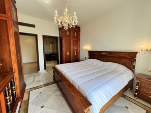 4 bedrooms, iron/ironing board, free WiFi, bed sheets