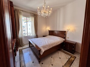 4 bedrooms, iron/ironing board, free WiFi, bed sheets