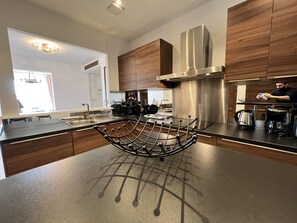 Kühlschrank, Mikrowelle, Ofen, Wasserkocher mit Kaffee-/Teezubehör