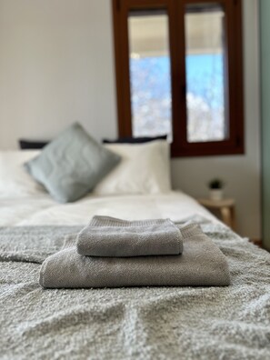 3 bedrooms, iron/ironing board, free WiFi, bed sheets - 500m from the beach. Private 3 Bedroom home on 5 acre tree covered property. (Kalivia Thorikou)