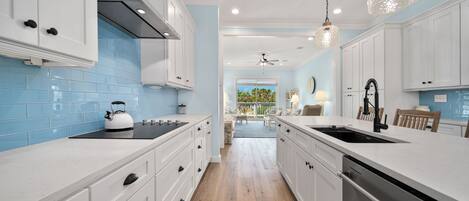 Kylskåp, mikrovågsugn, ugn och spishäll